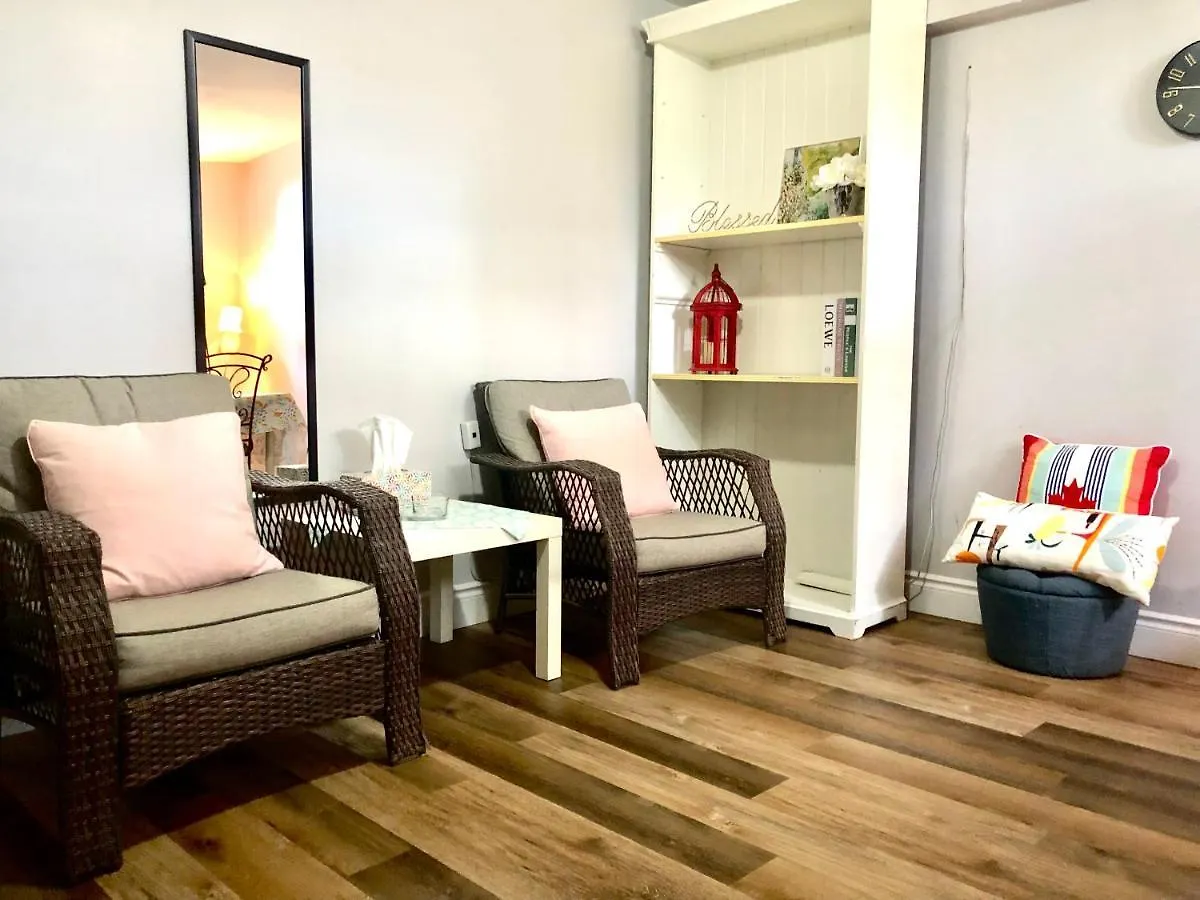 Maison d'hôtes Cozy & Convenient 2-Bedroom Apartment With Private Entrance Toronto