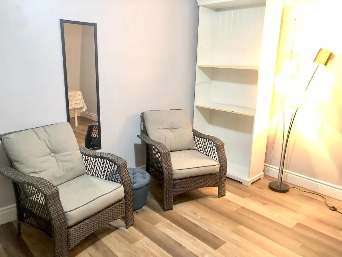 Cozy & Convenient 2-Bedroom Apartment With Private Entrance Toronto Guest house