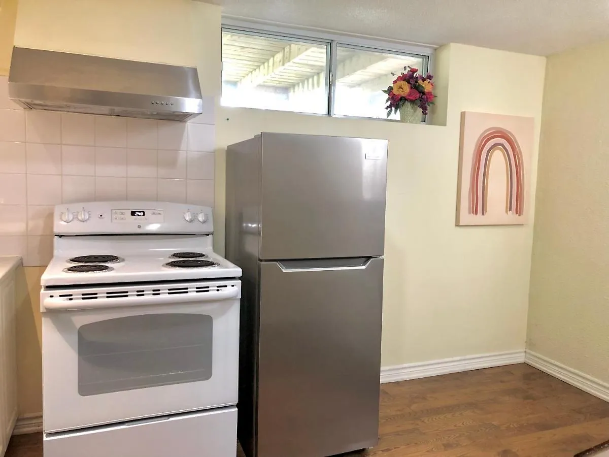 Guest house Cozy & Convenient 2-Bedroom Apartment With Private Entrance Toronto